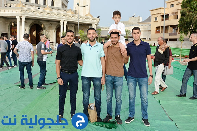 صلاة عيد الفطر الموحدة في ساحة مسجد الروضة في جلجولية 